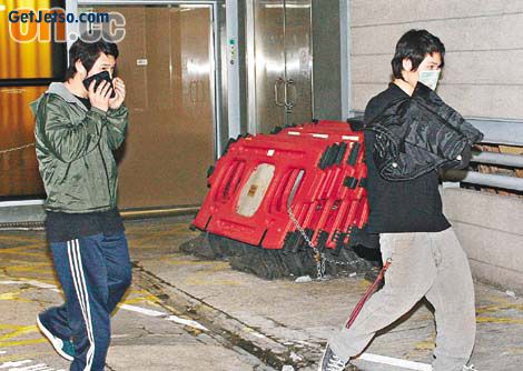 羅莽醉酒當街強吻兩青年圖片1