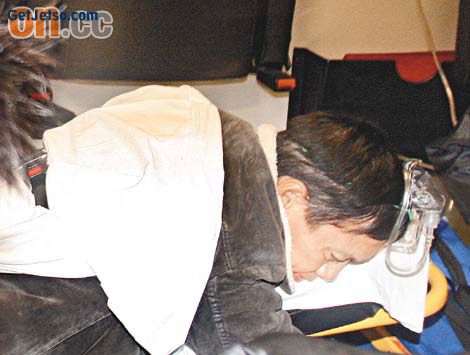 羅莽醉酒當街強吻兩青年圖片2