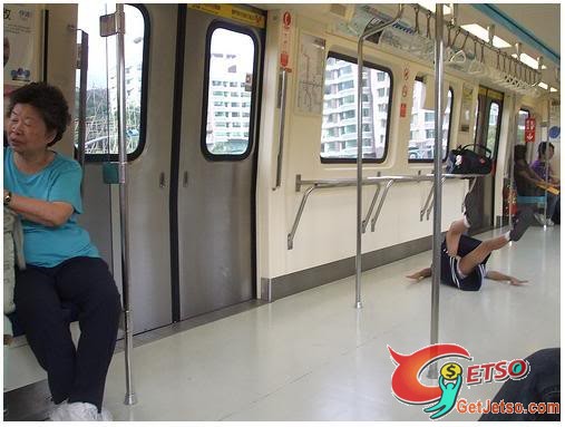 台北捷運的女同學圖片2