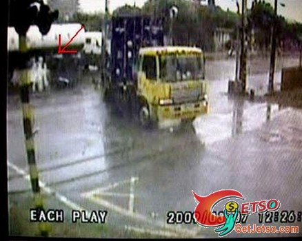 警察也撞鬼,長髮女鬼附在警所盆栽上?!圖片2