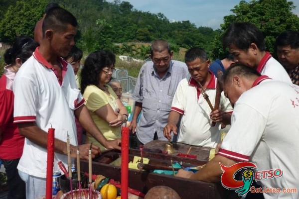 托夢稱墓地不佳後人開棺揭發‧土葬22年遺體未全腐化！圖片2