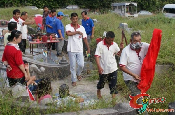 托夢稱墓地不佳後人開棺揭發‧土葬22年遺體未全腐化！圖片1