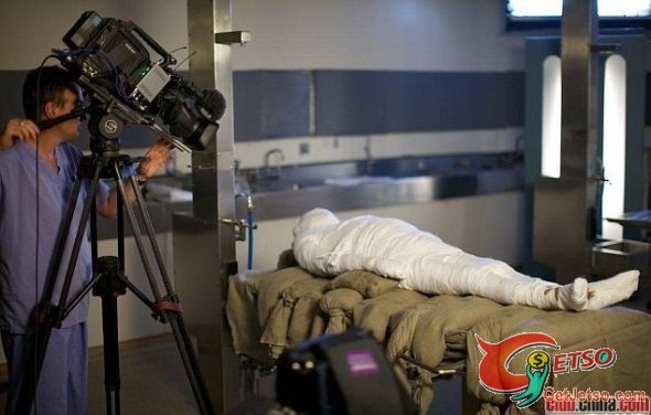 英男子死后被制成木乃伊 電視台做現場直播圖片1