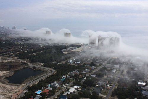 濃霧襲擊美國海岸 形成海嘯般壯觀景象圖片3