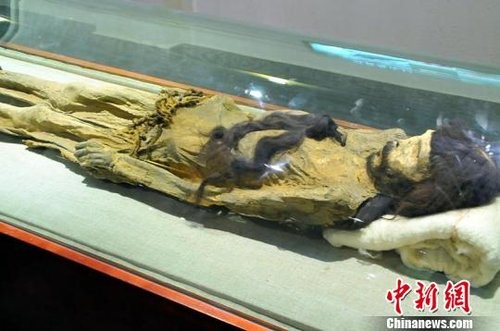 新疆男乾屍「懷抱」長髮 展現千年愛戀圖片1