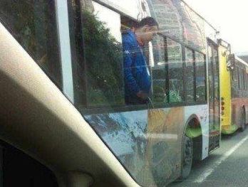 塞車憋不住 男在公車上朝窗外撒尿圖片1