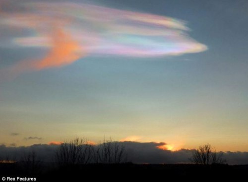 蘇格蘭上空驚見「彩虹雲」　激似彩色飛碟飄空中圖片2