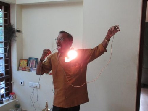 印度奇葩男身體過電而不死，能帶動電器圖片1