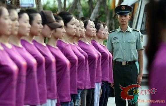 看女兵精神抖擻圖片1