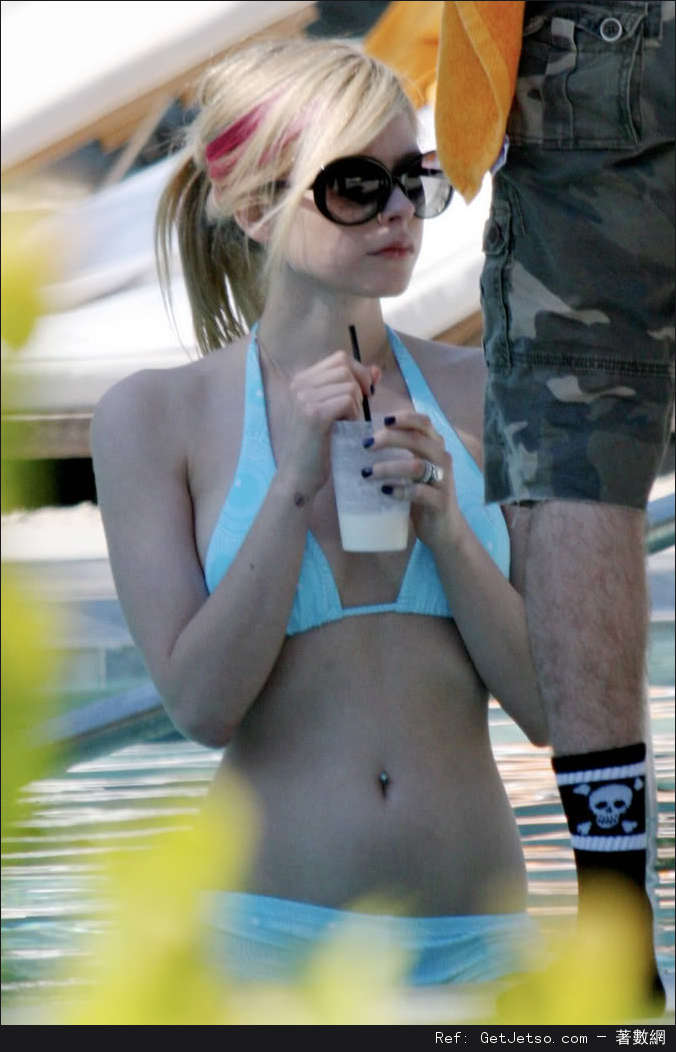 Avril Lavigne in bikini寫真照片3