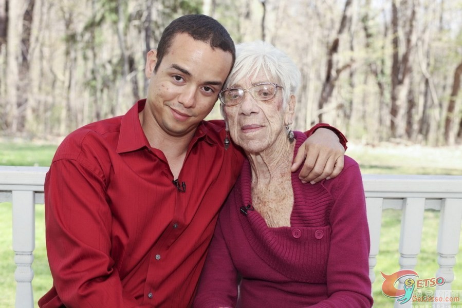 絕對重口味！美國男子攜91歲女友與母親合拍溫馨照圖片5