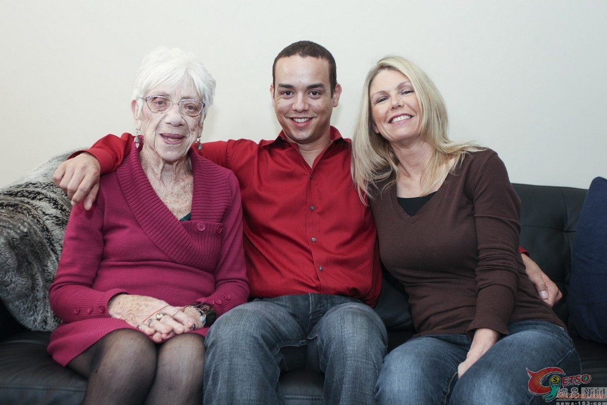 絕對重口味！美國男子攜91歲女友與母親合拍溫馨照圖片1