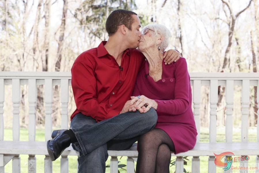 絕對重口味！美國男子攜91歲女友與母親合拍溫馨照圖片6