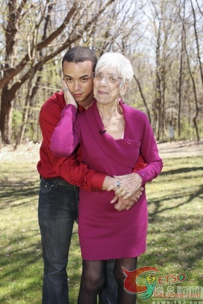 絕對重口味！美國男子攜91歲女友與母親合拍溫馨照圖片3