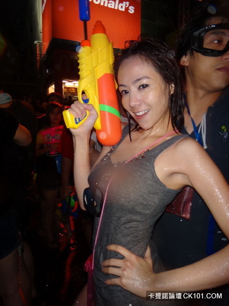 泰國潑水節玩瘋!F奶正妹當街被掀衣露點圖片2