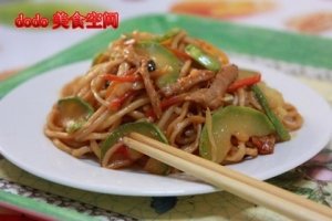 美味肉絲炒麵的食譜和做法圖片1