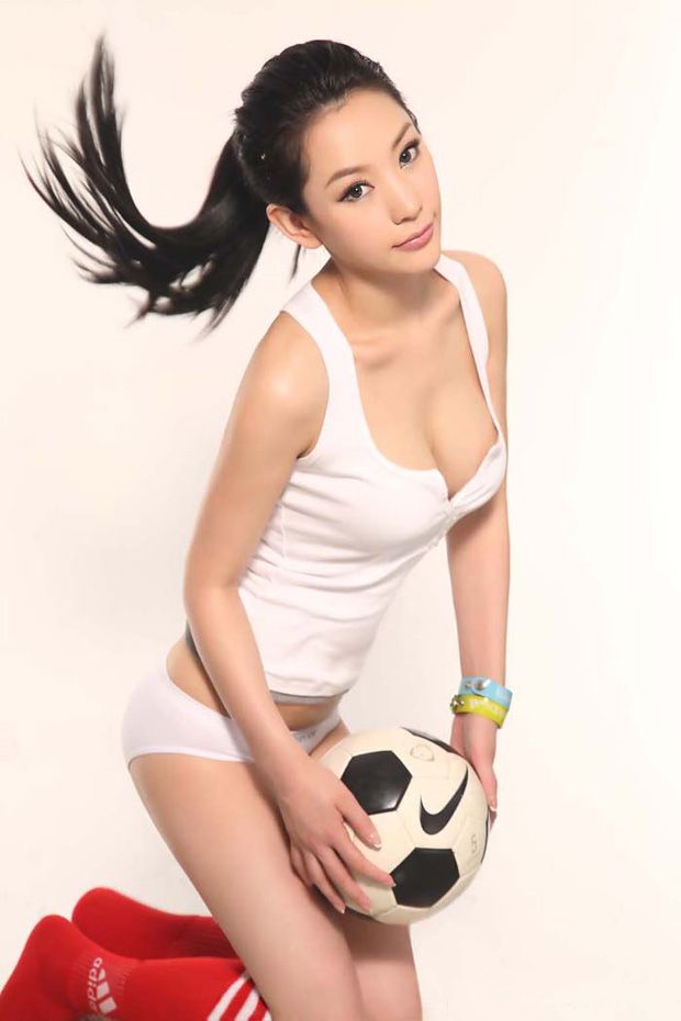 火辣的足球寶貝白色裝性感照片圖片4