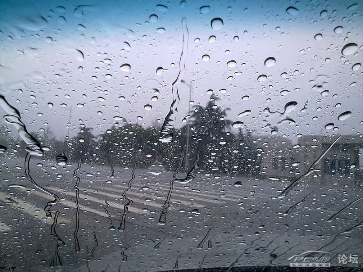 開車遇到大雨看不清楚時教你一招馬上變清晰狂轉!圖片1