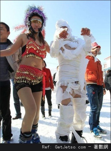新疆天池出現裸體滑雪比賽圖片6