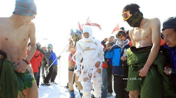 新疆天池出現裸體滑雪比賽圖片3