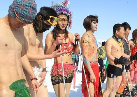 新疆天池出現裸體滑雪比賽圖片2