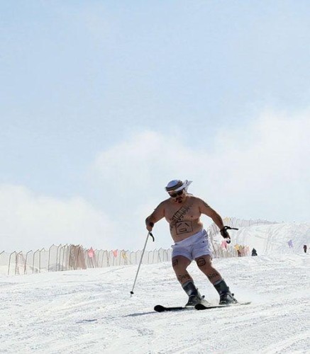 新疆天池出現裸體滑雪比賽圖片4