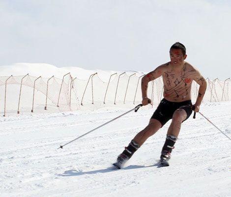 新疆天池出現裸體滑雪比賽圖片1