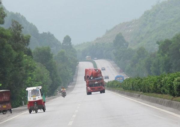 被重創得破廢的卡車也敢高速上路？圖片6