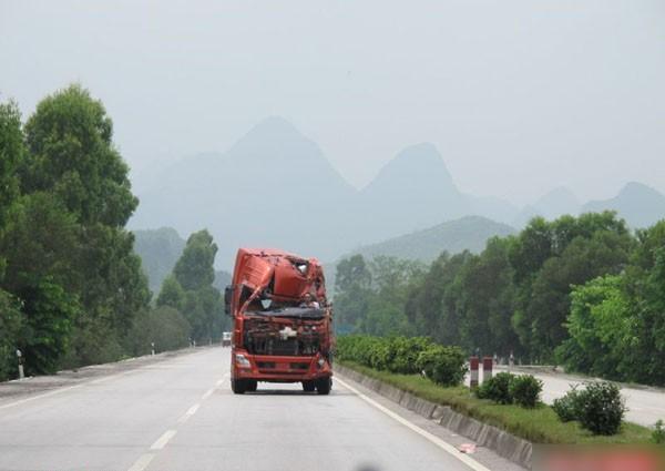 被重創得破廢的卡車也敢高速上路？圖片3