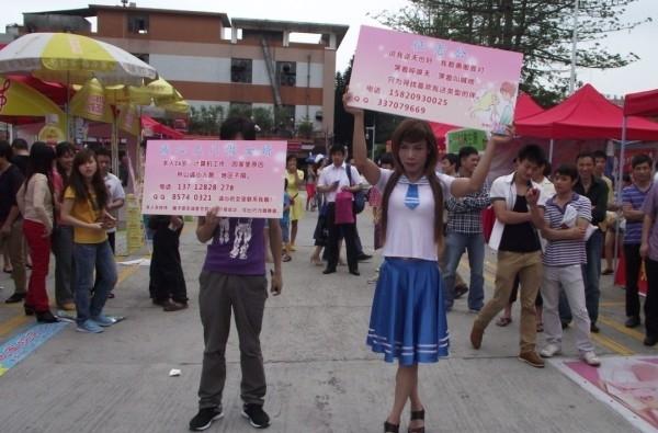 穿日本學生妹制服舉牌征老公(多圖)圖片2