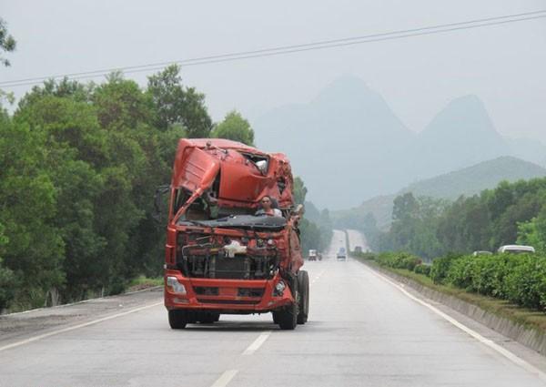 被重創得破廢的卡車也敢高速上路？圖片2