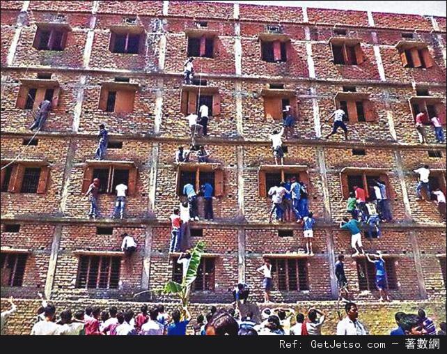 印度學生考試作弊的方法圖片7