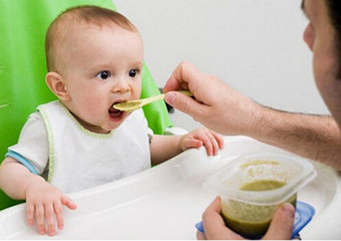 外國麻麻給寶寶吃的輔食都是自己做嗎？圖片1