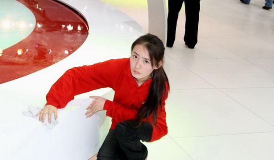 北京車展驚現靚女清潔工照片4