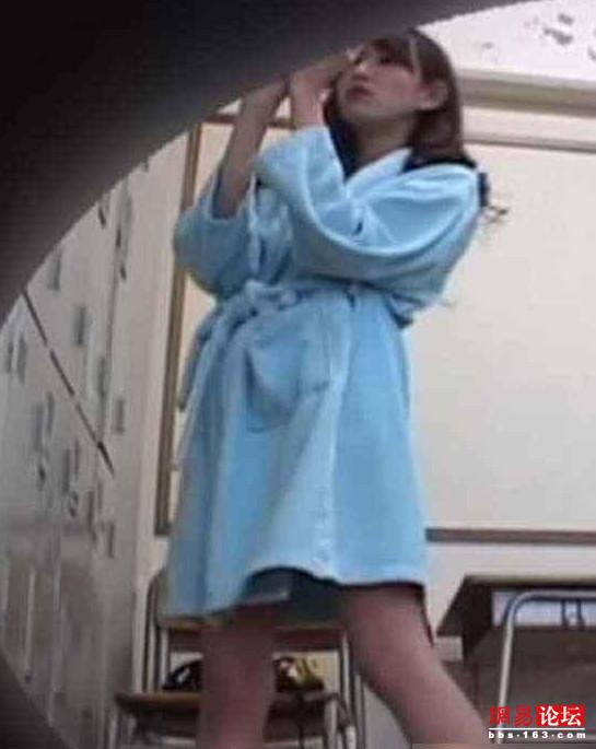 美女模特換衣服被好色攝影師強行猥瑣(多圖)圖片2