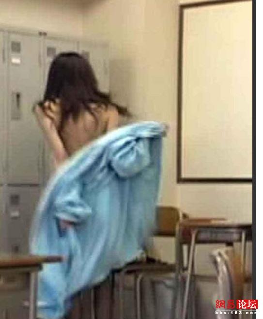 美女模特換衣服被好色攝影師強行猥瑣(多圖)圖片4