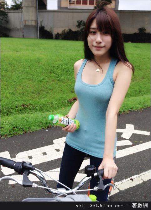 葉佳玟~低胸背心騎單車照片圖片3