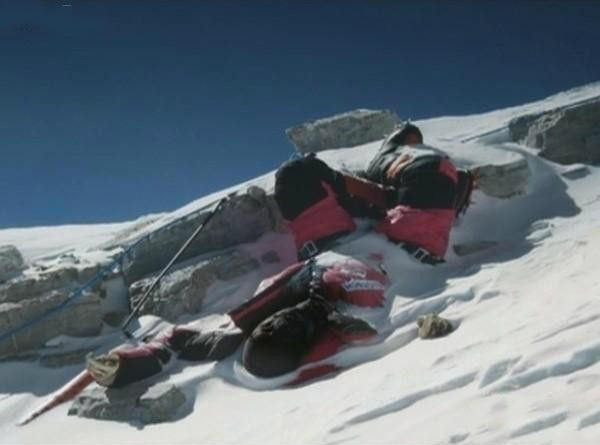 珠穆朗瑪峰上的屍體，看後還敢登珠峰嗎？圖片2