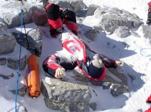 珠穆朗瑪峰上的屍體，看後還敢登珠峰嗎？圖片4