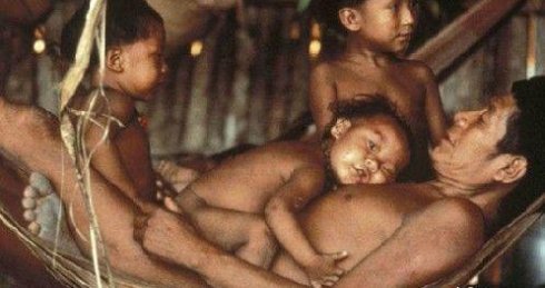 巴西雨林中的原始裸體部落,慘無人道的割禮圖片2