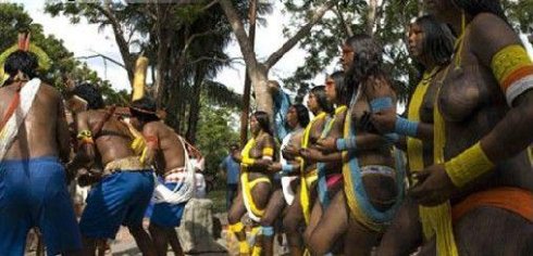 巴西雨林中的原始裸體部落,慘無人道的割禮圖片4