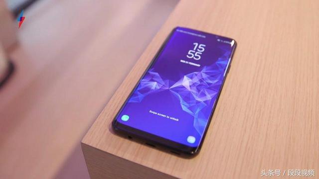 SAMSUNG Galaxy X可摺疊手機有望在明年的MWC 2019上發佈圖片2
